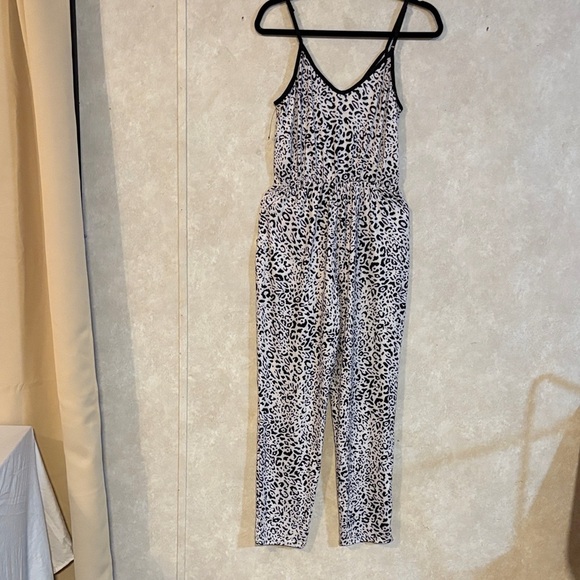 Chic Animal Print Jumpsuit - Picture 10 of 14